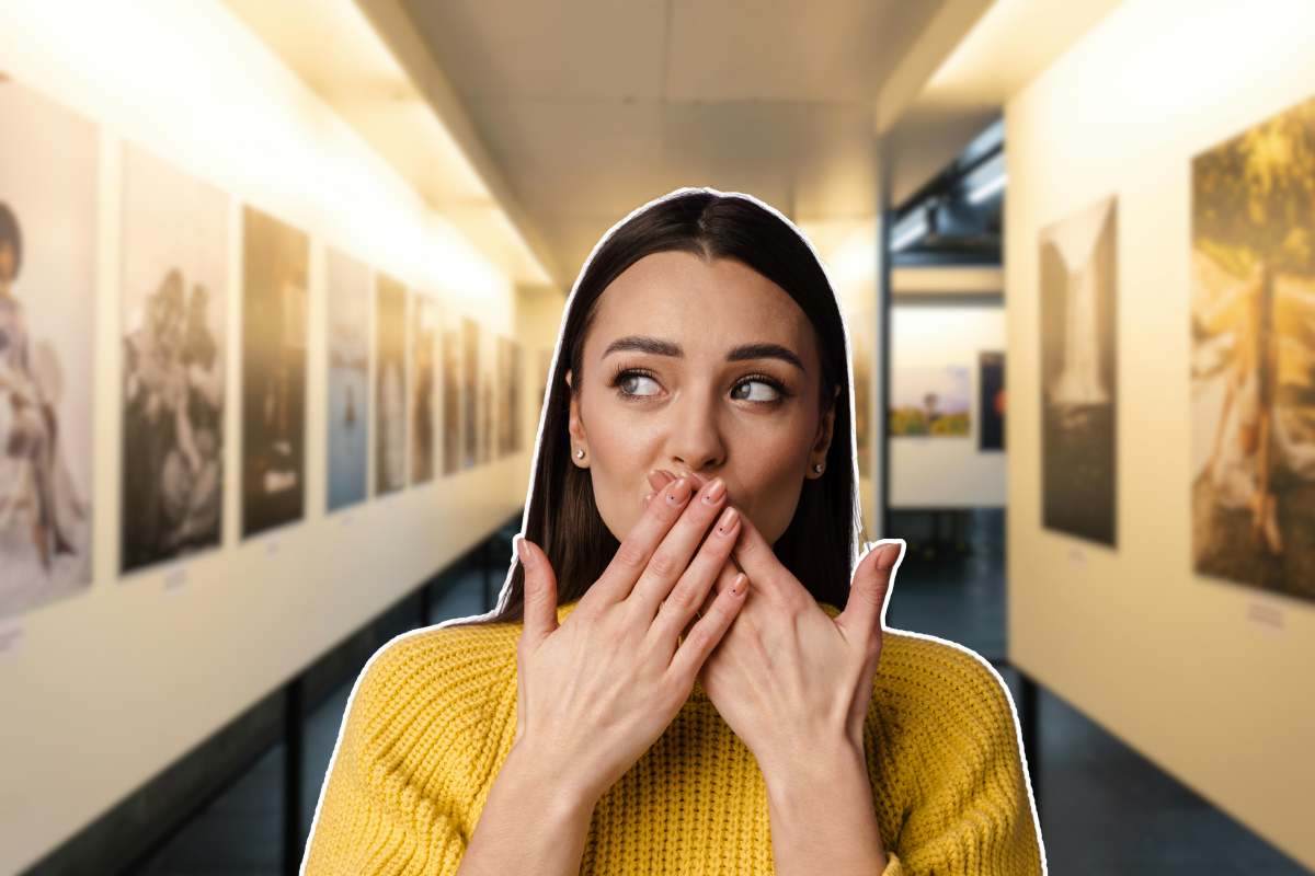 ragazza in primo piano e galleria sullo sfondo