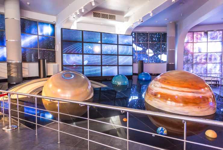 mostra immersiva sullo spazio con i pianeti riprodotti