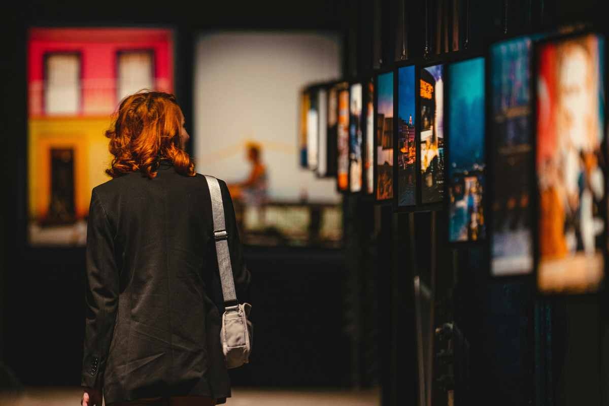 donna di spalle in una mostra