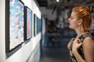 ragazza che guarda un quadro