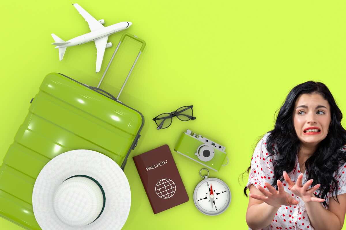 donna disgustata oggetti da viaggio e passaporto