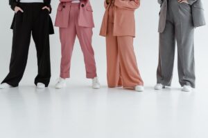donne in piedi con pantaloni lunghi