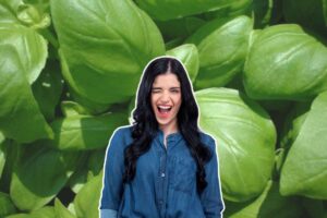 ragazza che fa l'occhiolino e basilico