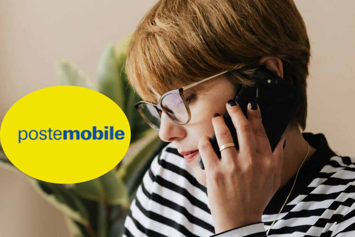 Ragazza con maglietta a righe e occhiali al telefono e, in evidenza, il logo di Postemobile