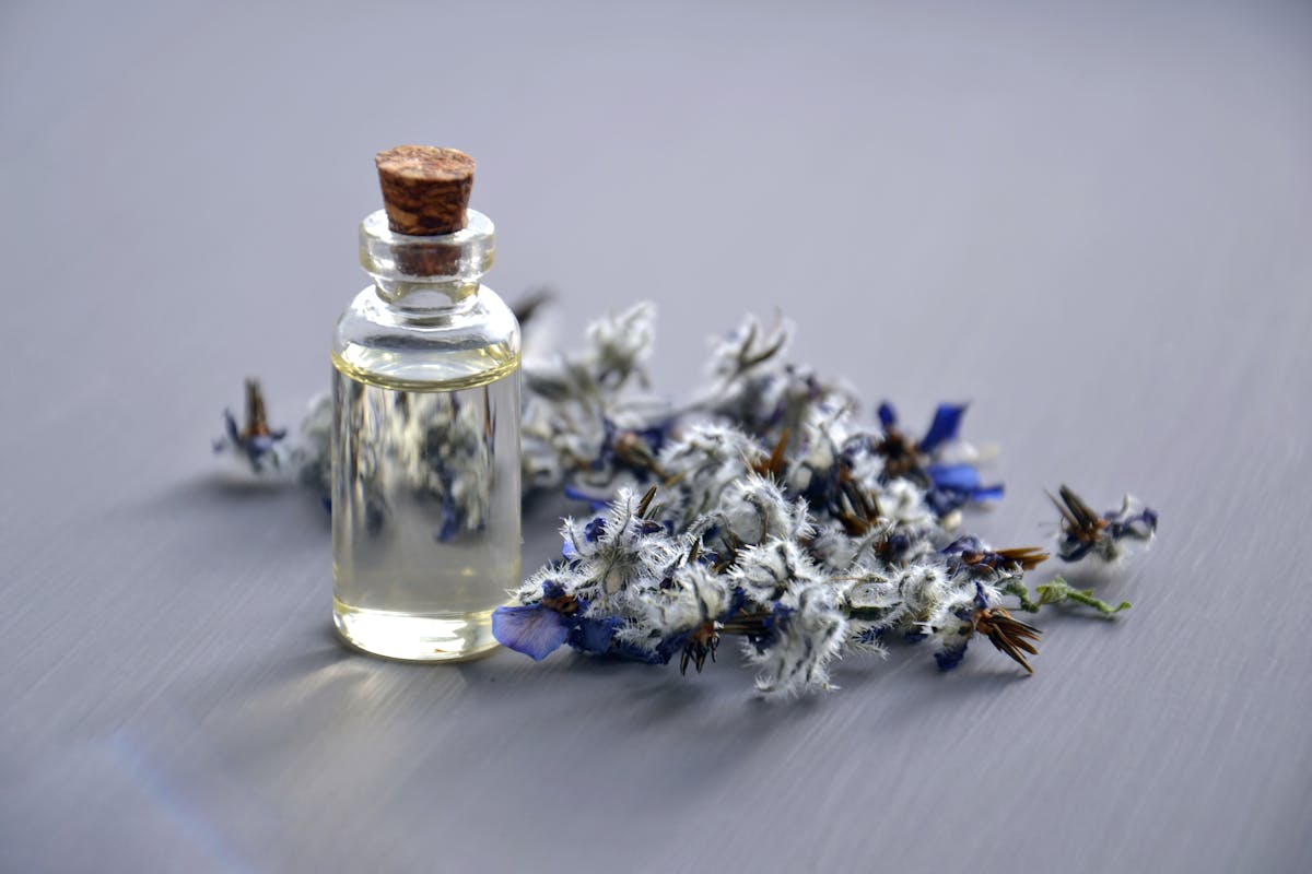 boccetta profumo con fiori
