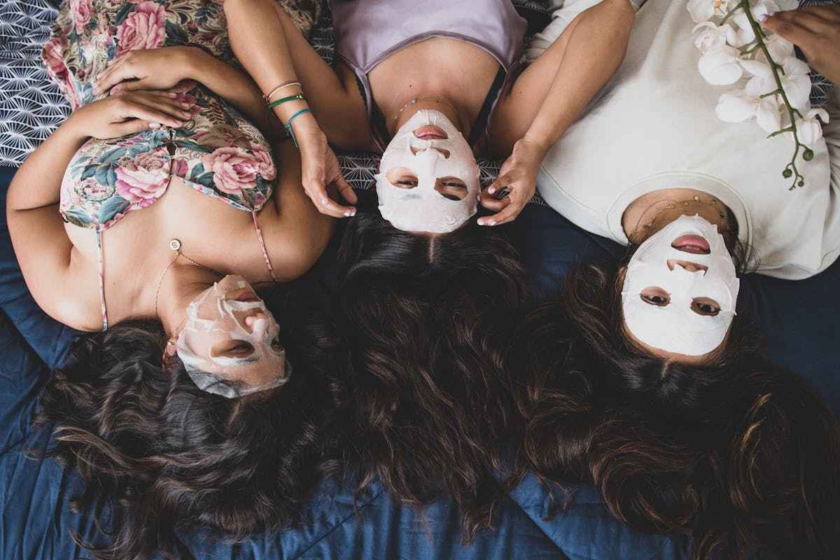 donne con maschere viso stese