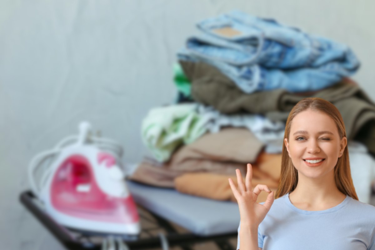Donna che fa ok e nello sfondo ferro da stiro e bucato