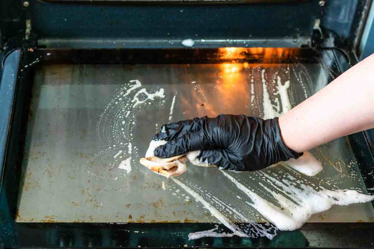 pulizia del vetro del forno