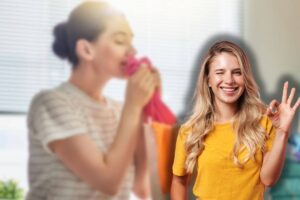 donna odora vestiti e un'altra sorridente che fa ok con la mano